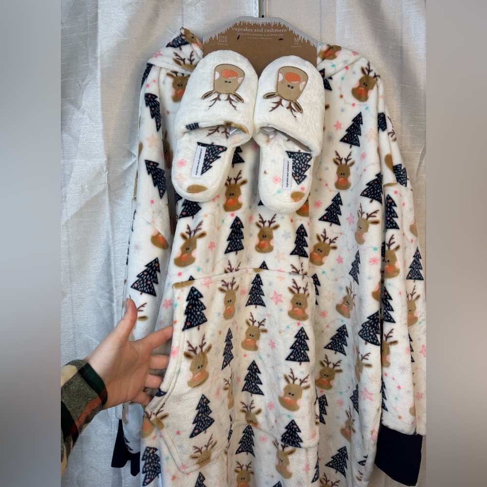Cupcakes & Cashmere Festive Hoodie & Slipper Set - Picture 3 of 13